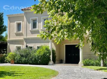 Casa · 380m² · 6 Ambientes · 4 Cocheras · Excelente Propiedad en Venta con Renta U$d 440.000. -, Barrio Galapagos