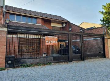 Casa · 255m² · 6 Ambientes · 1 Cochera · Chalet 3 Habitaciones, Quincho Completo, Banfield, Venta