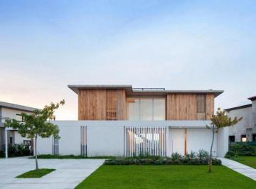 Casa · 250m² · 7 Ambientes · 1 Cochera · Venta Casa - Barrio Costas - Puertos del Lago - 7 Ambientes