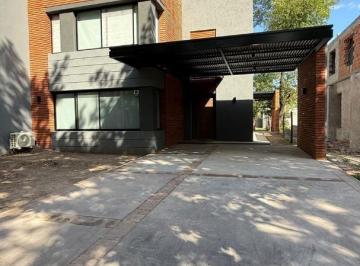 Casa · 223m² · 4 Ambientes · Casa en Venta en Barrio con Portón