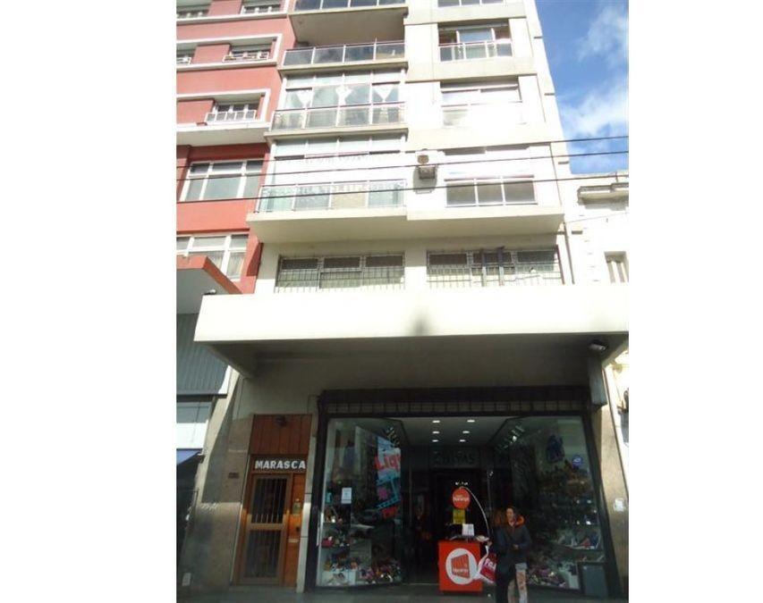 Amplio Piso de 4 Ambientes a la Calle con Balcón y Vista Abierta