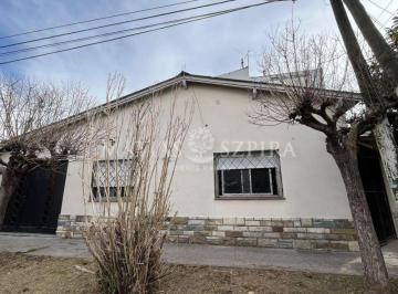 Casa · 236m² · 6 Ambientes · 1 Cochera · Venta Casa a Reciclar Castelar Norte
