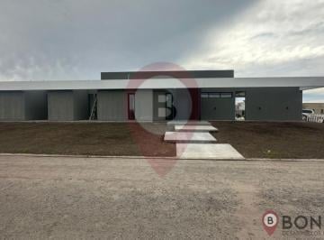 Casa · 192m² · 5 Ambientes · 4 Cocheras · Casa de 5 Ambientes con Piscina a Estrenar en El Barrio San Lucas!