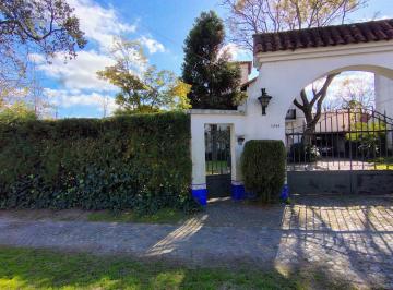 Casa · 312m² · 4 Ambientes · 1 Cochera · Residencia Estilo Colonial Castelar Norte