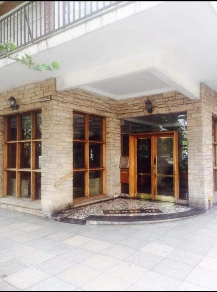 Departamento de 3 ambientes, ubicado en Zona Plaza Colón, en la Avenida Colón y Arenales