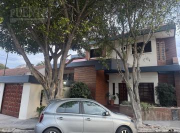 Casa · 205m² · 4 Ambientes · 3 Cocheras · Casa en Banfield Este