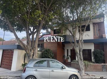 Casa · 205m² · 4 Ambientes · 3 Cocheras · Casa en Banfield Este