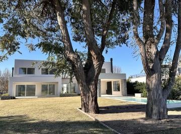 Casa · 303m² · 6 Ambientes · 2 Cocheras · Venta La Berlina Pilará 4 Dorm. Al Golf