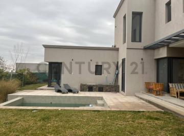 Casa · 312m² · 4 Dormitorios · 2 Cocheras · Casa en Venta en Exclusivo Barrio Mendoza Norte