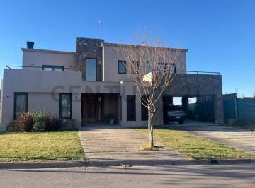 Casa · 312m² · 4 Dormitorios · 2 Cocheras · Casa en Venta en Exclusivo Barrio Mendoza Norte