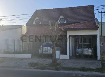 Casa · 220m² · 6 Ambientes · 2 Cocheras · Casa de 4 Dorm. en Venta en La Plata