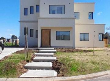 Casa · 142m² · 4 Ambientes · 1 Cochera · Casa Chalet en Venta en Santa Elisa, Pilar del Este, Pilar