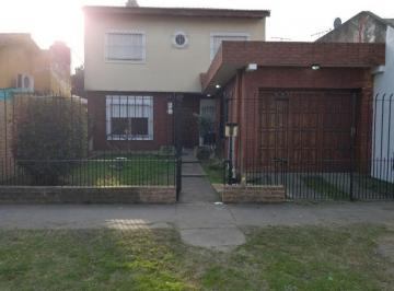 Casa · 126m² · 7 Ambientes · 1 Cochera · Casa Para 2 Familias, a 300 m de Estación Longchamps, Venta