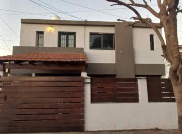Casa · 180m² · 6 Ambientes · 1 Cochera · Casa - Villa Centenario
