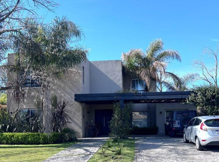 Casa · 350m² · 6 Ambientes · 2 Cocheras