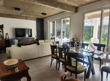Casa · 230m² · 5 Ambientes · 1 Cochera · Alquiler Casa 6 Ambientes con Jardìn en Martinez