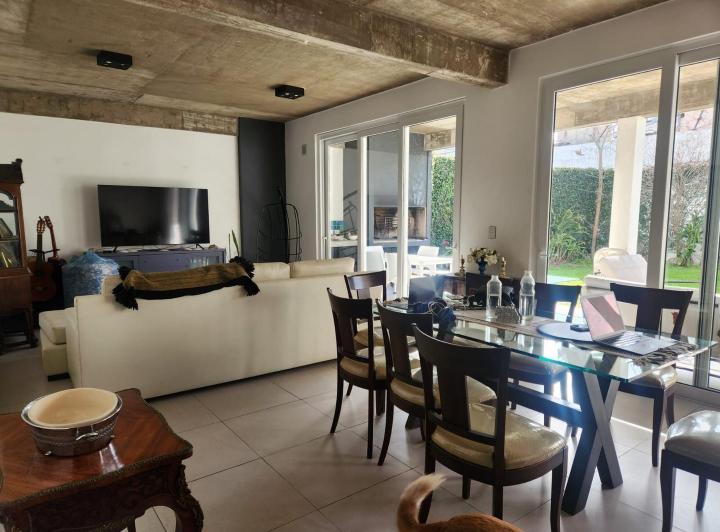 Casa · 230m² · 5 Ambientes · 1 Cochera