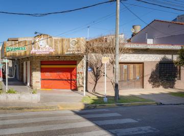Casa · 196m² · 3 Ambientes · 2 Cocheras · Casa y Local en Venta de 3 Ambientes en Tapiales