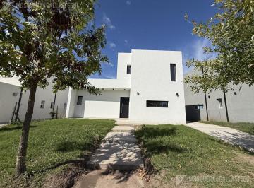 Casa · 177m² · 4 Ambientes · Casa Venta en Santa Lucia