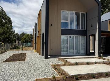 Casa · 70m² · 3 Ambientes · 1 Cochera · Venta Casa Duplex 3 Amb 80 m² a 200 m del Lago - Bariloche - Apta Credito