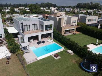 Casa · 228m² · 6 Ambientes · 4 Cocheras · Venta de Casa 6 Ambientes en Barrio Santa Elena Pilar del Este