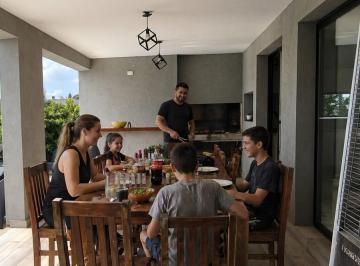 Casa · 228m² · 6 Ambientes · 4 Cocheras · Venta de Casa 5 Dorm. con Pileta Sobre Lote Interno en Santa Elena, Pilar del Este
