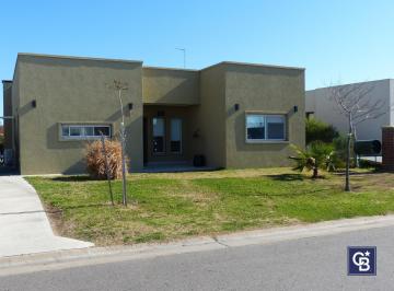 Casa · 160m² · 5 Ambientes · 4 Cocheras · Amplia Casa en Venta de 5 Ambientes en - San Ramón, Pilar del Este