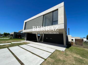 Casa · 277m² · 7 Ambientes · 6 Cocheras · Casa Venta 4 Dorm. Barrio La Calesa Lote de 954 m² Pilará Pilar
