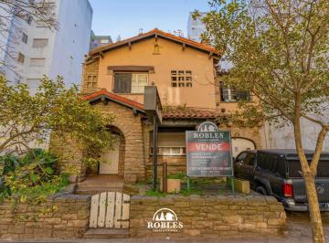 Casa · 296m² · 6 Ambientes · Chalet en El Tradicional Barrio Chauvin
