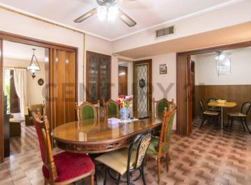Casa · 125m² · 5 Ambientes · 2 Cocheras · Casa en Venta en La Plata. 3 Dorm. - Retasada