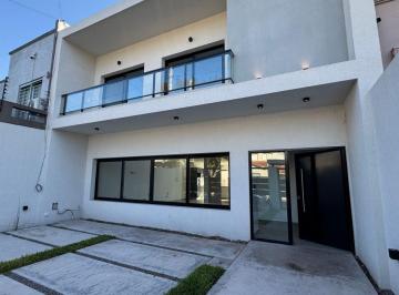 Casa de 5 ambientes, Morón · Casa Sobre Lote de 8.66 X 43.5 en Excelente Zona