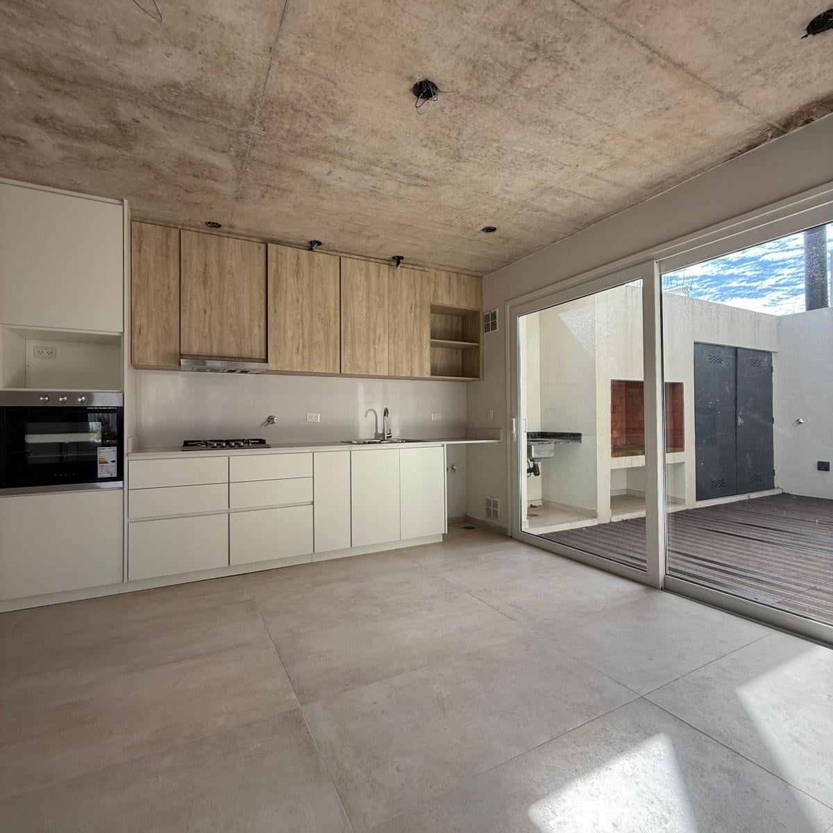Housing faro verde. Duplex a estrenar de categoría. Amplias dimensiones. Sector común con cocina integrada. Salida al patio privado con parrilla. Tres dormitorios, dos baños completos.