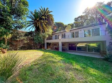 Casa · 334m² · 7 Ambientes · 2 Cocheras · Casa en Venta en San Isidro, 2 Plantas con Jardín, Pileta y Cochera