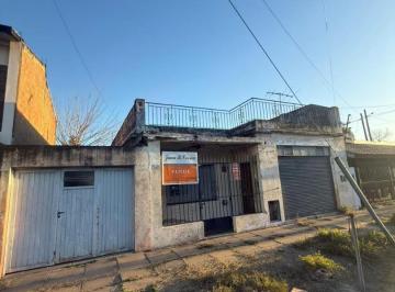 Casa · 111m² · 1 Cochera · Casa Americana a Refaccionar en Castelar Sur