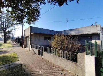 Oficina comercial · 210m² · 8 Ambientes · 1 Cochera · Venta Casa a Reciclar en Granadero Baigorria