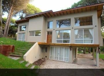Casa · 250m² · 6 Ambientes · Hermosa Casa en Barrio Tradicional de Carilo con Pileta Climatizada Cubierta.