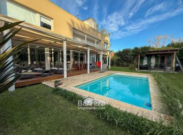 Casa · 184m² · 4 Ambientes · 2 Cocheras · Residencia de 4 Ambientes en El Grosellar con Suite y Terraza