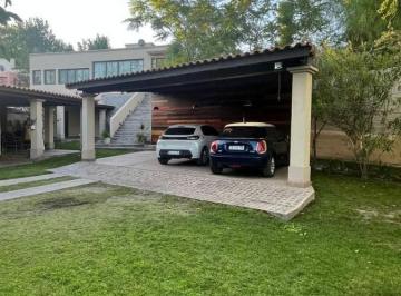 Casa · 260m² · 8 Ambientes · 1 Cochera · Casa en Venta en Vistalba