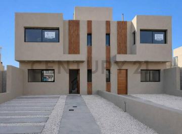 Casa · 104m² · 5 Ambientes · 1 Cochera · Venta de Duplex 3 Dorm. Docta Av