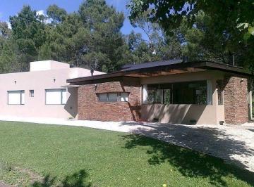 Casa de 4 ambientes, Mar de las Pampas · Casa en Una Planta, Zona Residencial a 500 m de La Playa