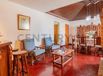 Casa · 182m² · 7 Ambientes · 2 Cocheras · Casa en Venta en La Plata – 4 Dorm.