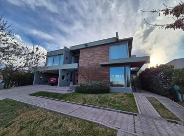 Casa · 410m² · 4 Dormitorios · 2 Cocheras · Rincón de Terrada Lujan de Cuyo.