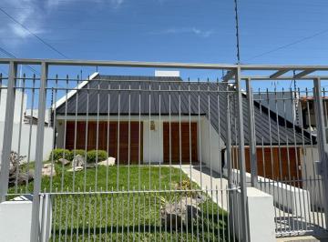 Casa · 320m² · 3 Ambientes · 1 Cochera · Chalet en Dos Plantas en Moron