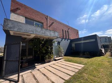 Casa · 140m² · 5 Ambientes · 2 Cocheras · Casa en Villa Elisa
