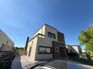 Casa · 221m² · 6 Ambientes · 2 Cocheras · Casa en Venta 4 Dorm. + Escritorio Barrio San Pablo Pilar