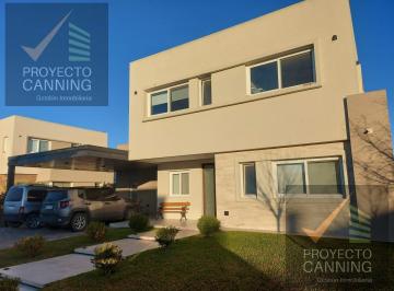 Casa · 240m² · 5 Ambientes · 2 Cocheras · Venta de Casa en Barrio Don Joaquin Canning