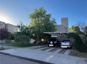 Casa · 216m² · 8 Ambientes · 2 Cocheras · Greenwood Inversiones Inmobiliaria Vende Hermosa Propiedad en Lujan de Cuyo!