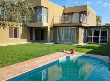 Casa de 5 ambientes, Guaymallén · Imponente Casa en Barrio Privado Vía La Fontana Norte – Guaymallén | 4 Dorm. + Piscina