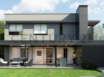 Casa · 228m² · 6 Ambientes · 2 Cocheras · Venta de Casa en Terruños de Araoz 3, Lujan de Cuyo