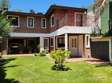 Casa de 3 ambientes, Esteban Echeverría · Chalet en Esquina con Parque y Cochera Pasante